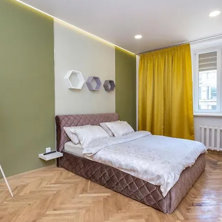Luxury With 2 Bedrooms On Nezavisimosti 23