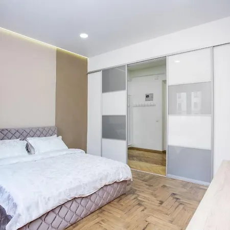 Appartamento Luxury With 2 Bedrooms On Nezavisimosti 23 *