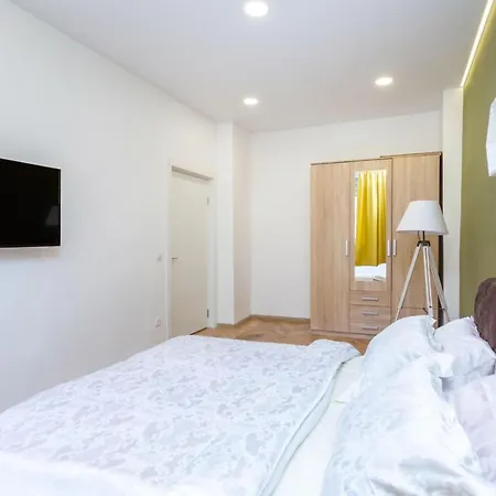 Appartamento Luxury With 2 Bedrooms On Nezavisimosti 23