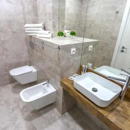 Luxury With 2 Bedrooms On Nezavisimosti 23 *