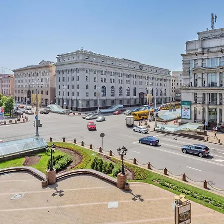 Appartamento Luxury With 2 Bedrooms On Nezavisimosti 23